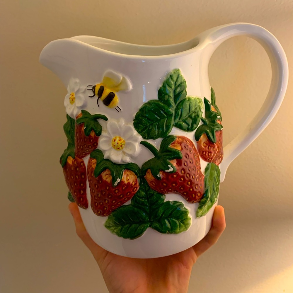 Strawberry 🍓 daisies 🌼 and bumble bee 🐝 vase/pitcher